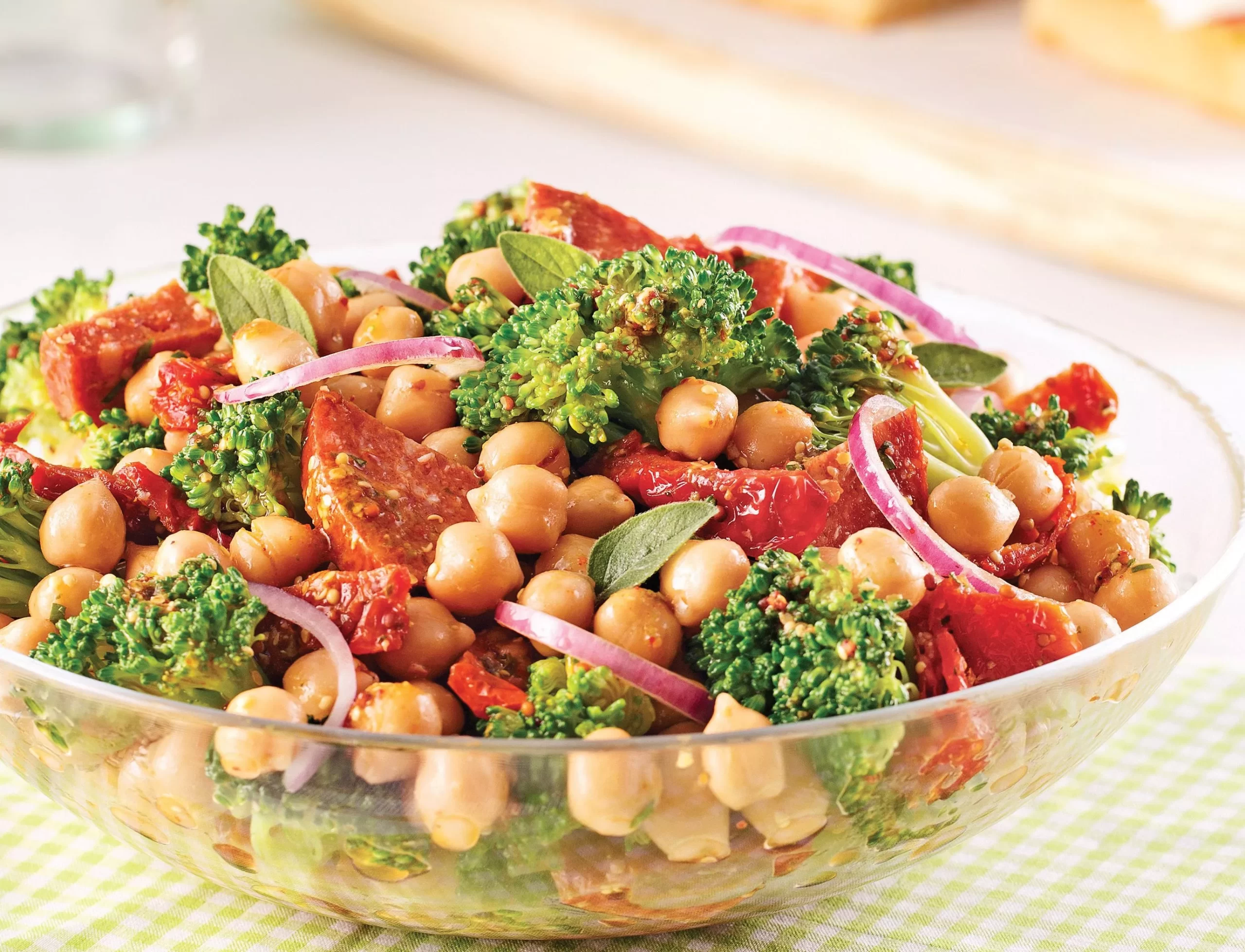 Salade de brocoli, pois chiches et salami