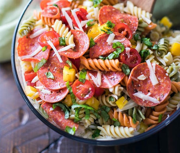 Salade de pâtes avec pepperoni et fromage